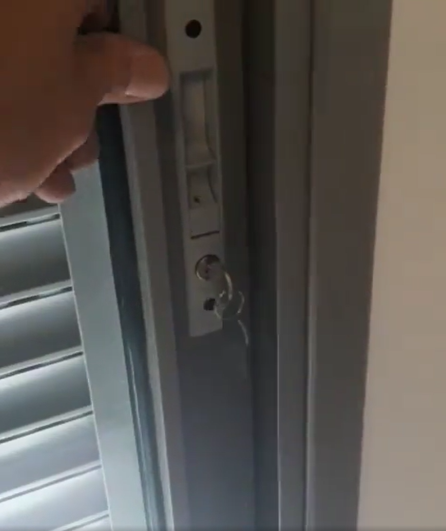 מנעול לדלת ויטרינה / גינה